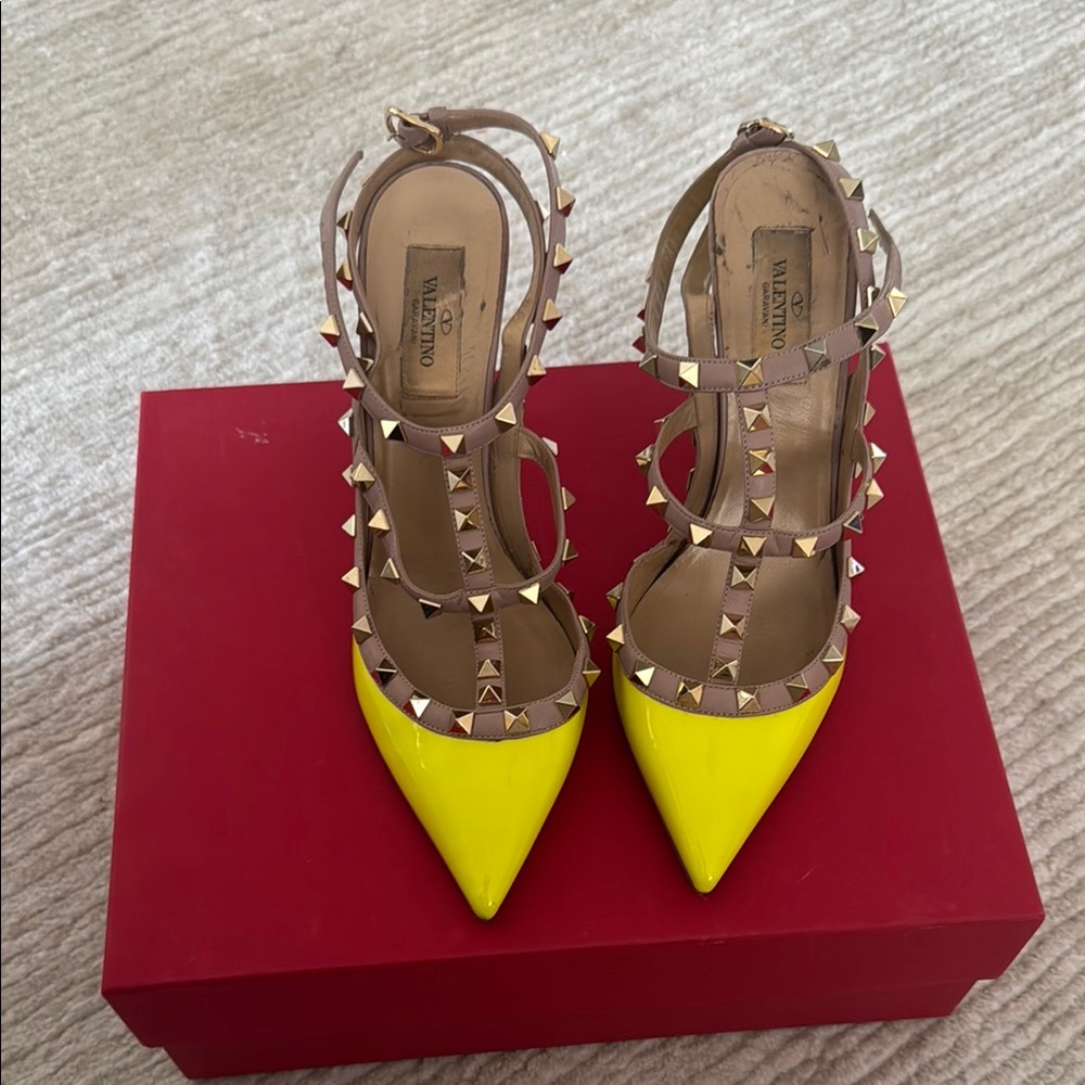 Valentino Pumps Yellow Rockstud Patent Leather Women'